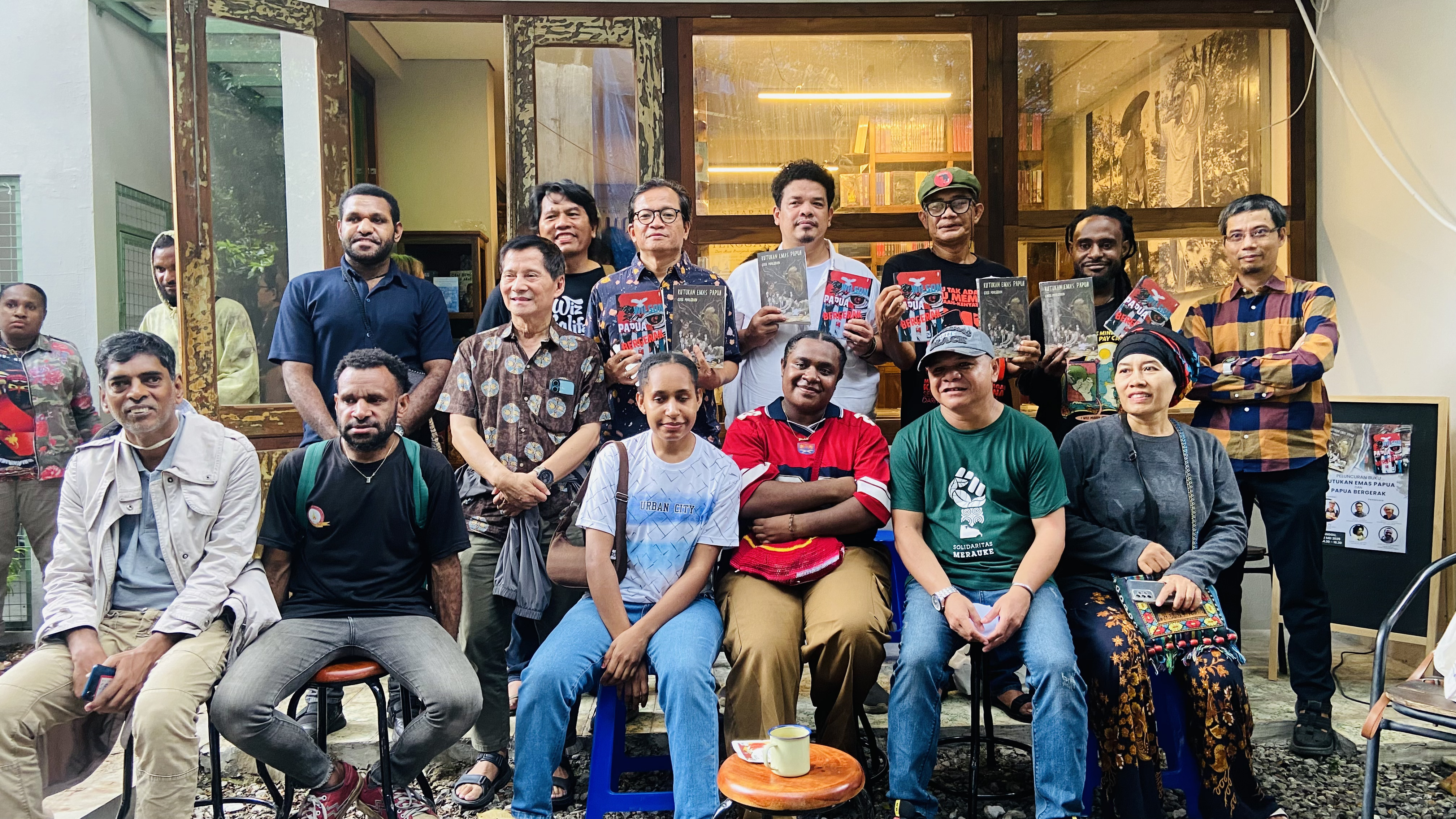Peluncuran dan Diskusi Buku Kutukan Emas Papua dan Papua Bergerak